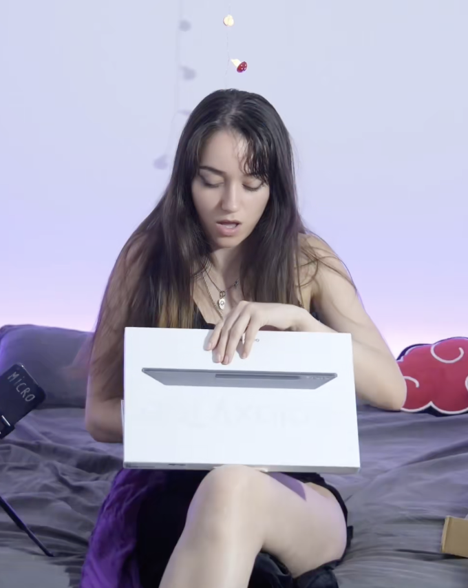 Une créatrice filme l'unboxing d'une tablette dans sa chambre